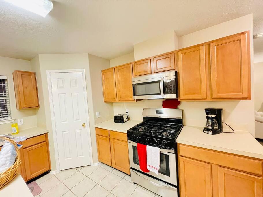Spacious 3 Bedroom - Rosenberg view 2