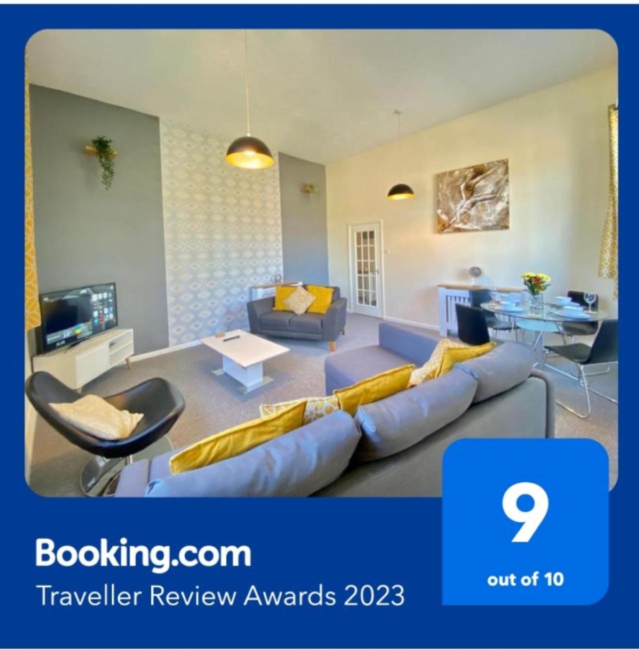 4 Single beds or 2 Doubles - FREE PARKING SPACES - SMART TV's - City Centre Spacious flat view 4