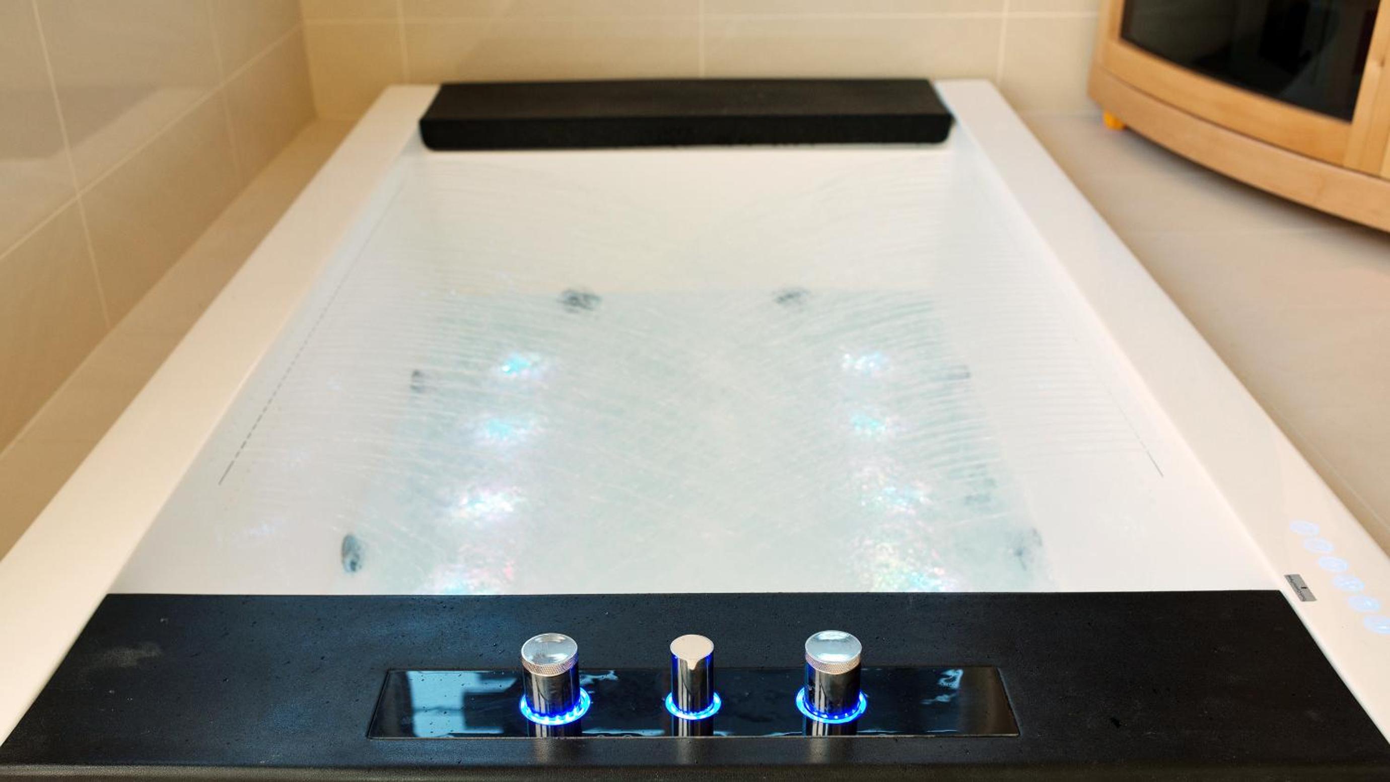 The Frames - Award-Winning Couples Retreat with Private Heated Pool, Spa & Sauna