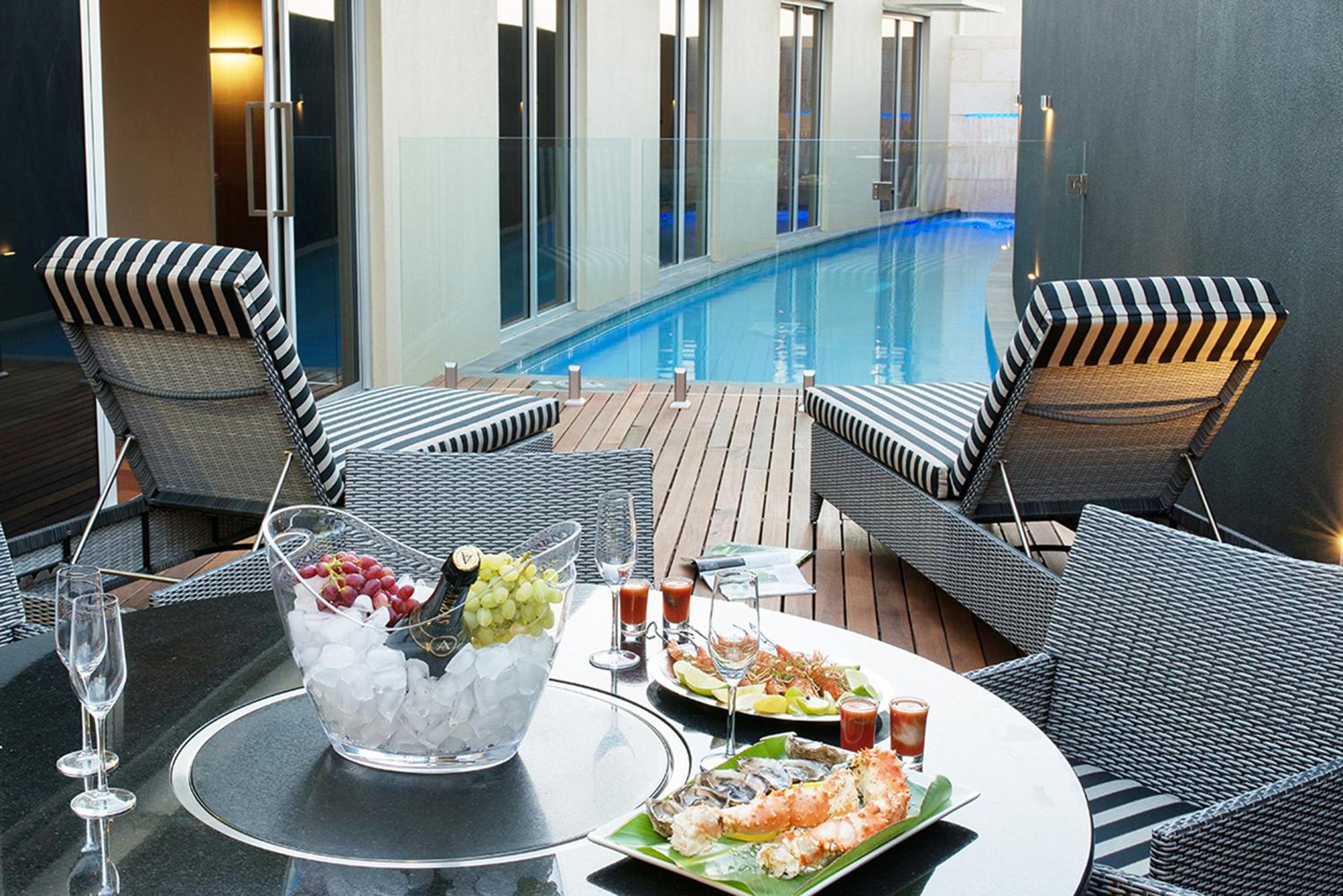 The Frames - Award-Winning Couples Retreat with Private Heated Pool, Spa & Sauna