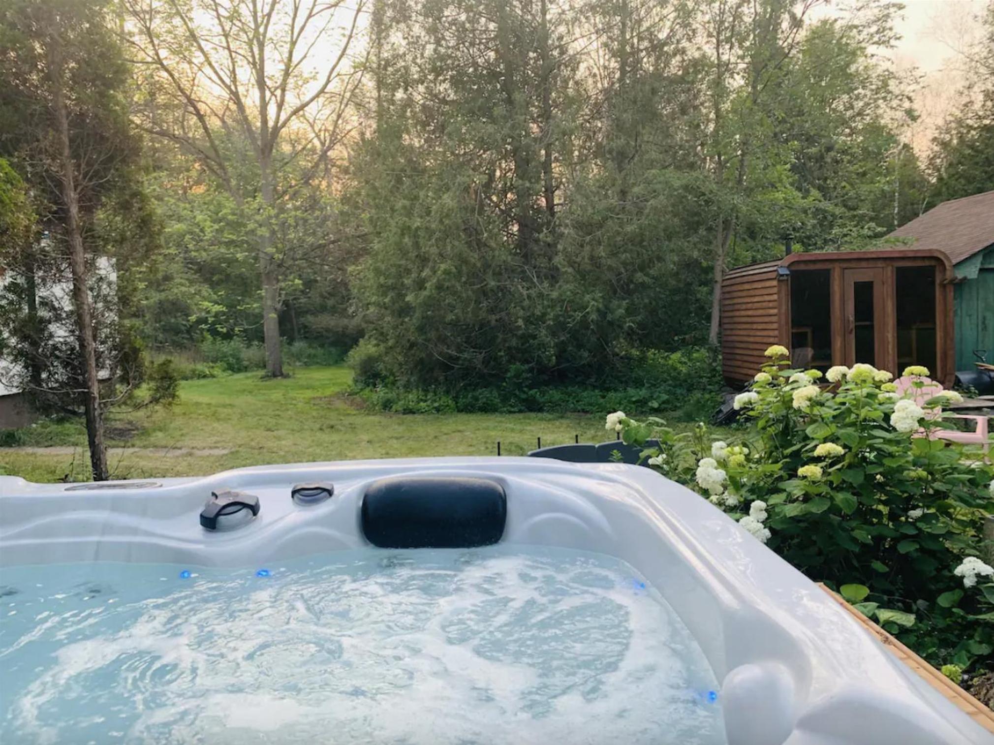 La Datcha 20 Acres Private Spa, with Pool, Jacuzzi & Wood Burning Sauna
