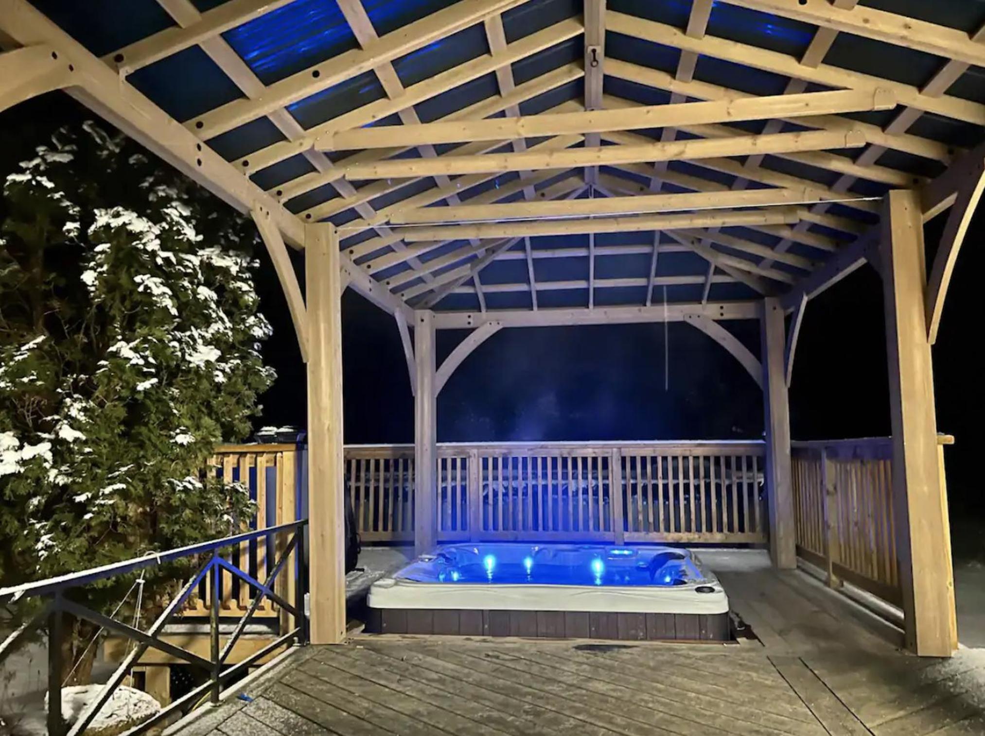 La Datcha 20 Acres Private Spa, with Pool, Jacuzzi & Wood Burning Sauna