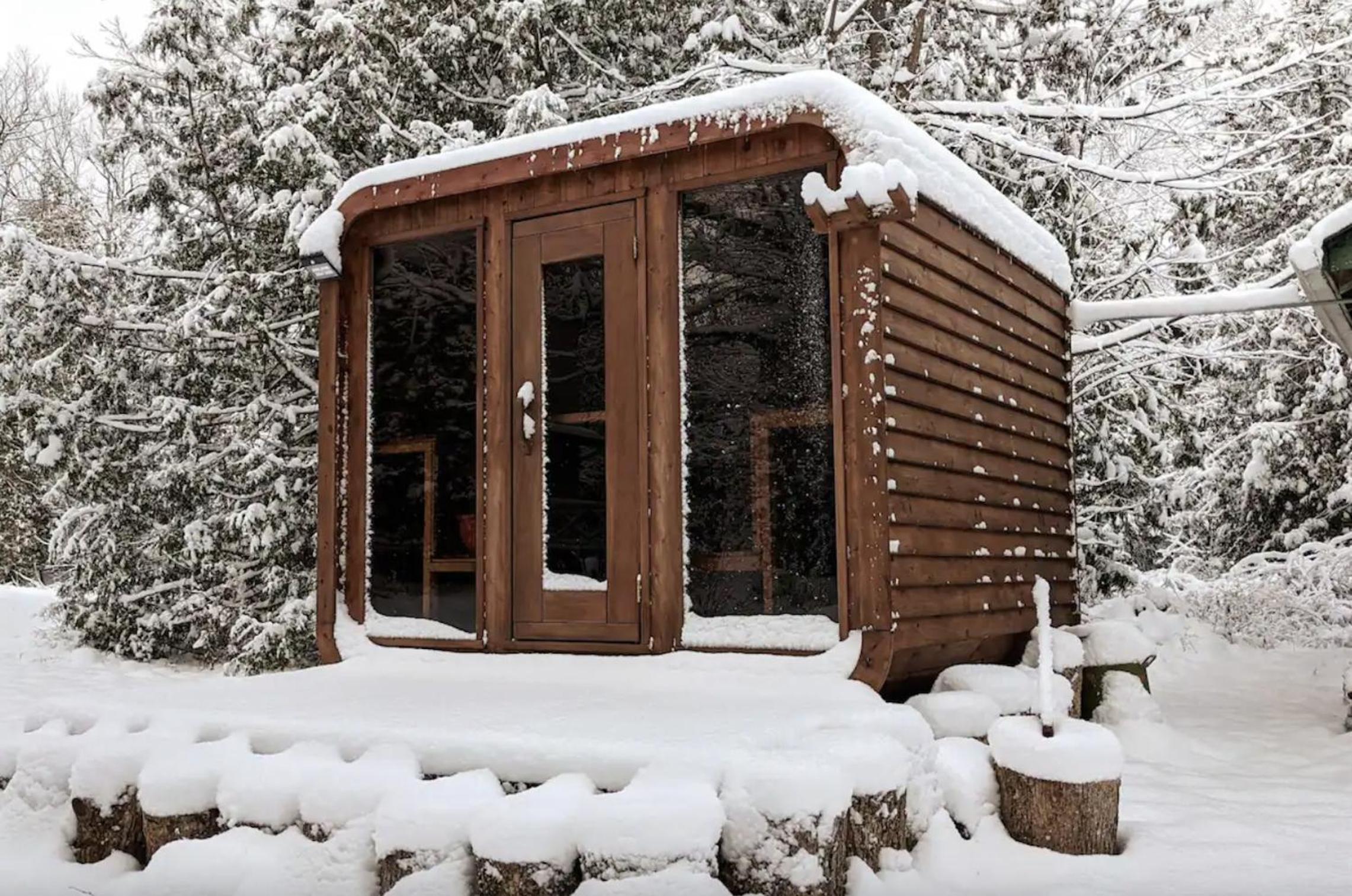 La Datcha 20 Acres Private Spa, with Pool, Jacuzzi & Wood Burning Sauna