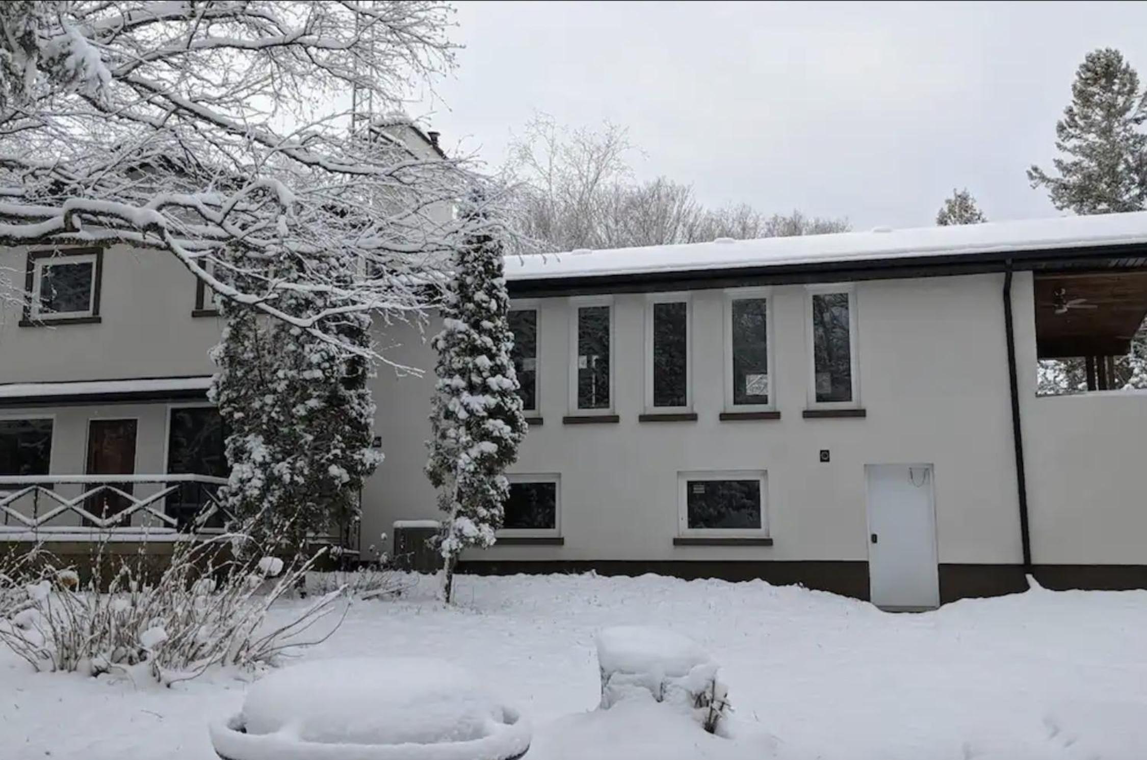 La Datcha 20 Acres Private Spa, with Pool, Jacuzzi & Wood Burning Sauna