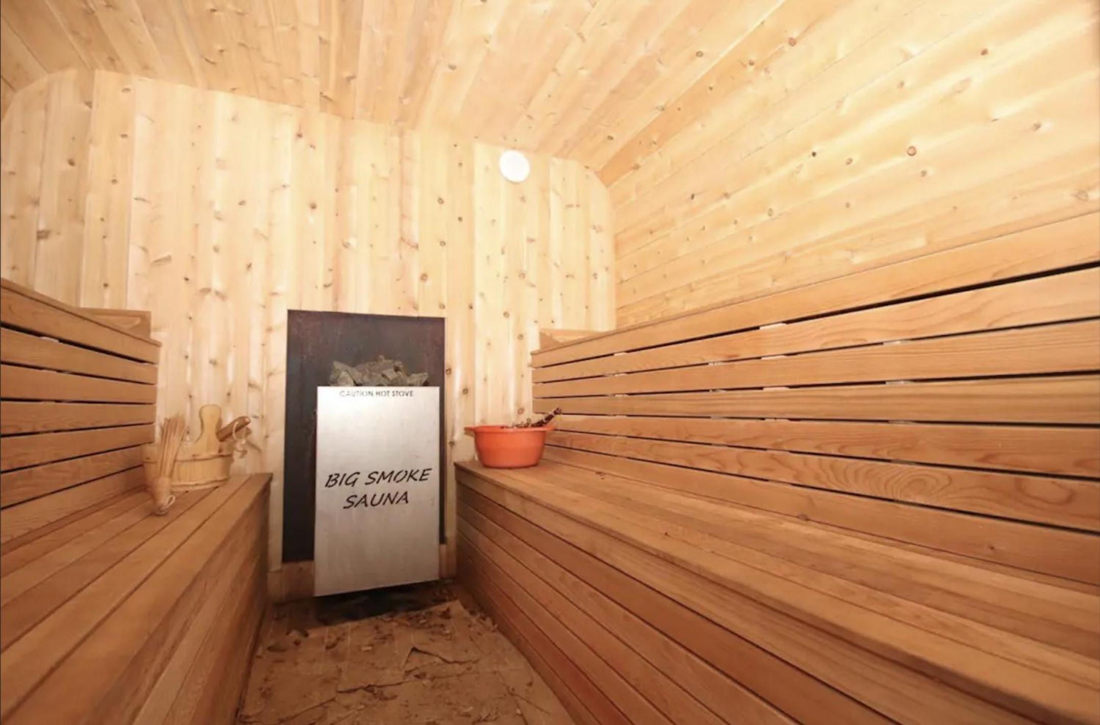 La Datcha 20 Acres Private Spa, with Pool, Jacuzzi & Wood Burning Sauna