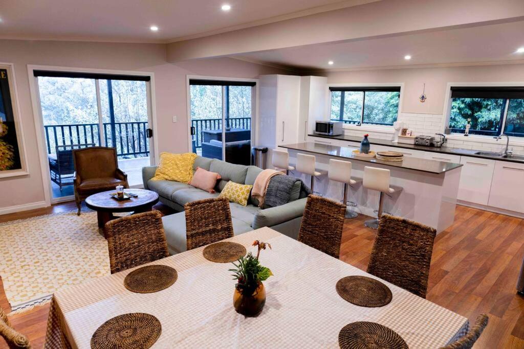 Resort-style 4 bdrm home w pool, spa & billiards!