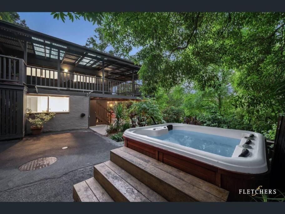 Resort-style 4 bdrm home w pool, spa & billiards!