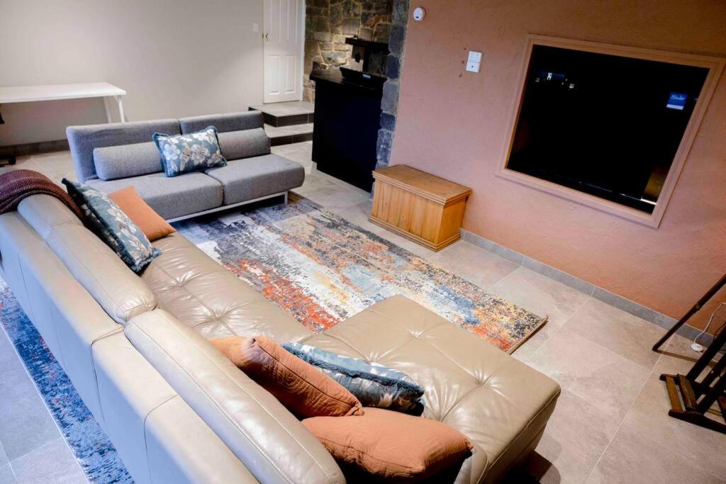 Resort-style 4 bdrm home w pool, spa & billiards!