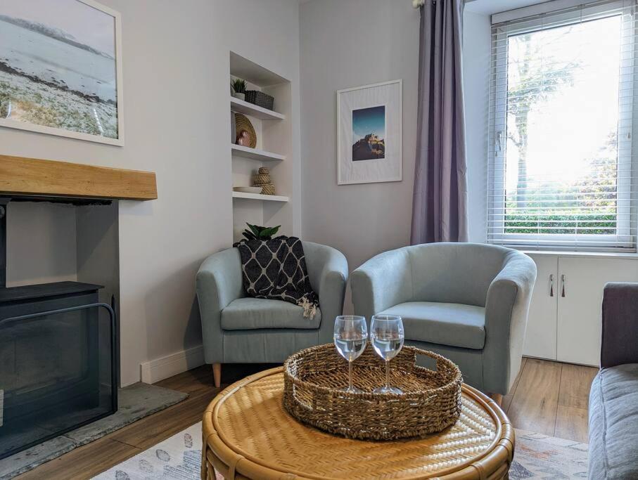 Parkview Cottage - Lovely home with cosy fireplace view 3
