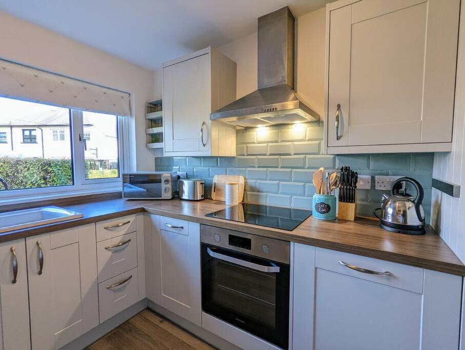 Parkview Cottage - Lovely home with cosy fireplace view 2