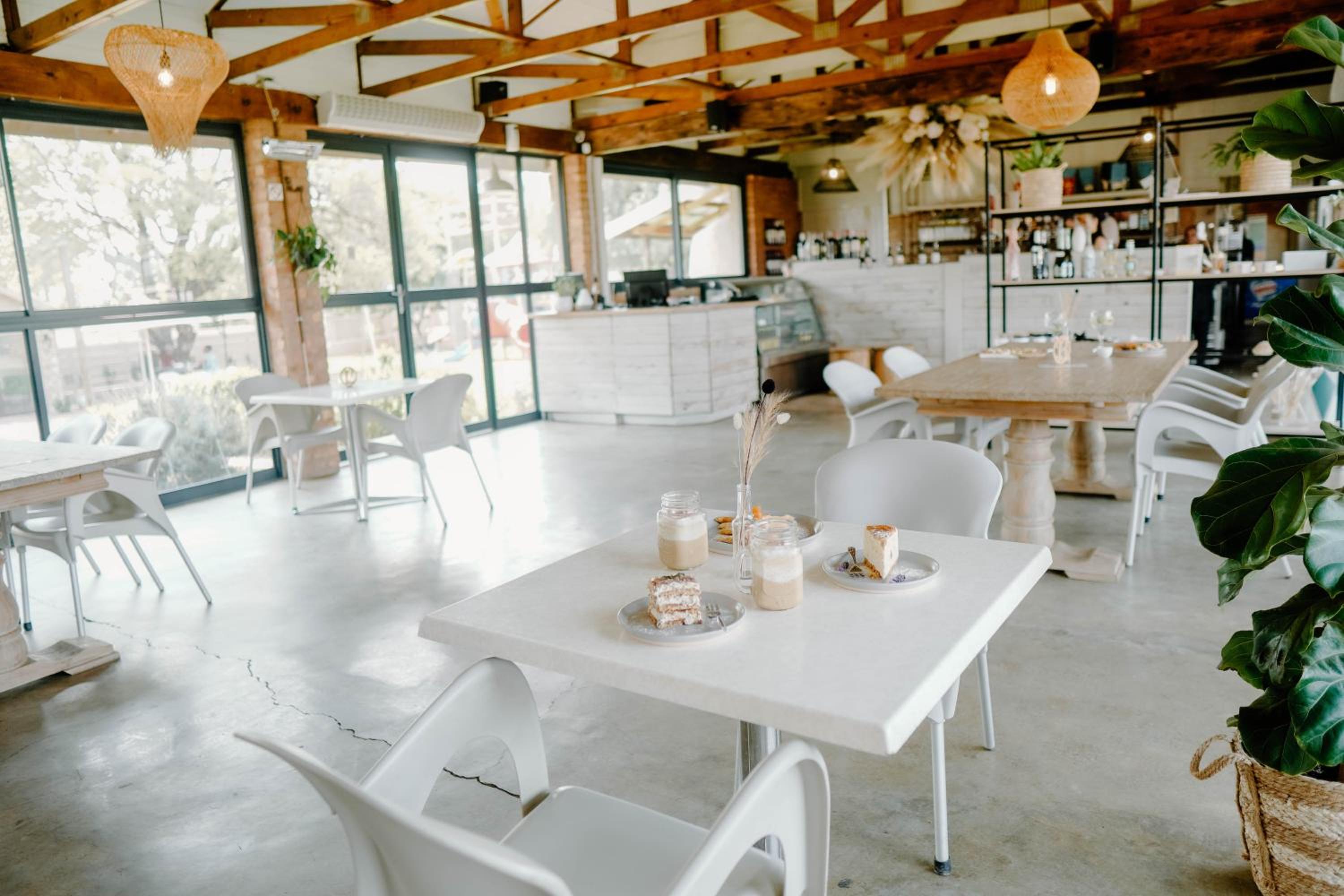 Lighthouse Guesthouse & Cafe