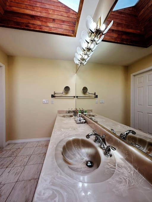 Super Cosy 8Bed & 6Bath in Vancouver heart near to airport and DownTown