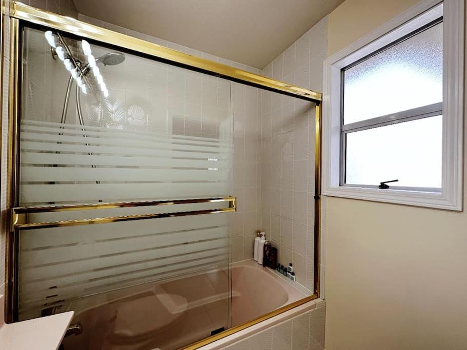 Super Cosy 8Bed & 6Bath in Vancouver heart near to airport and DownTown