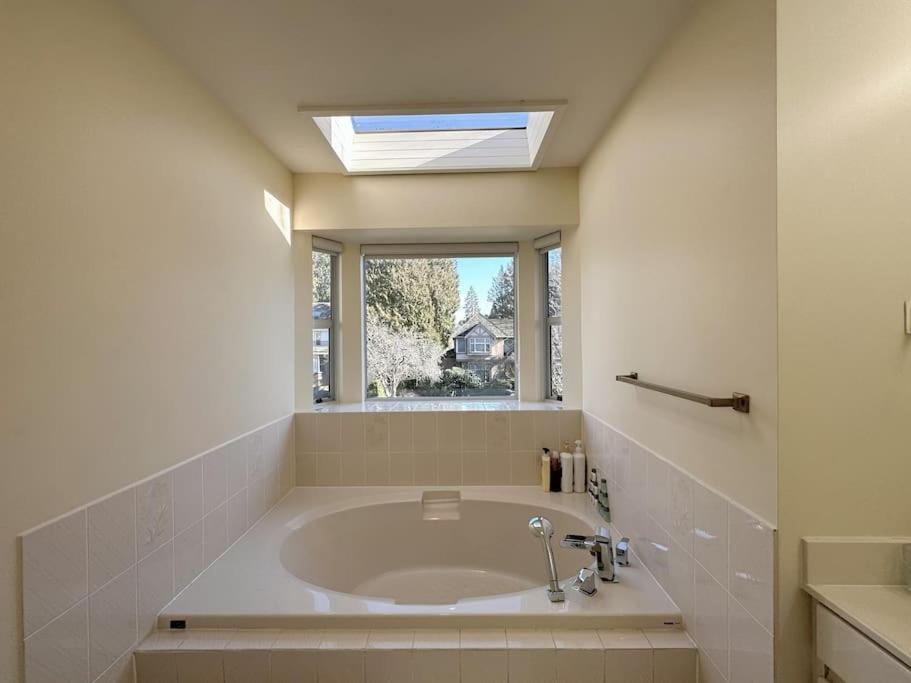 Super Cosy 8Bed & 6Bath in Vancouver heart near to airport and DownTown
