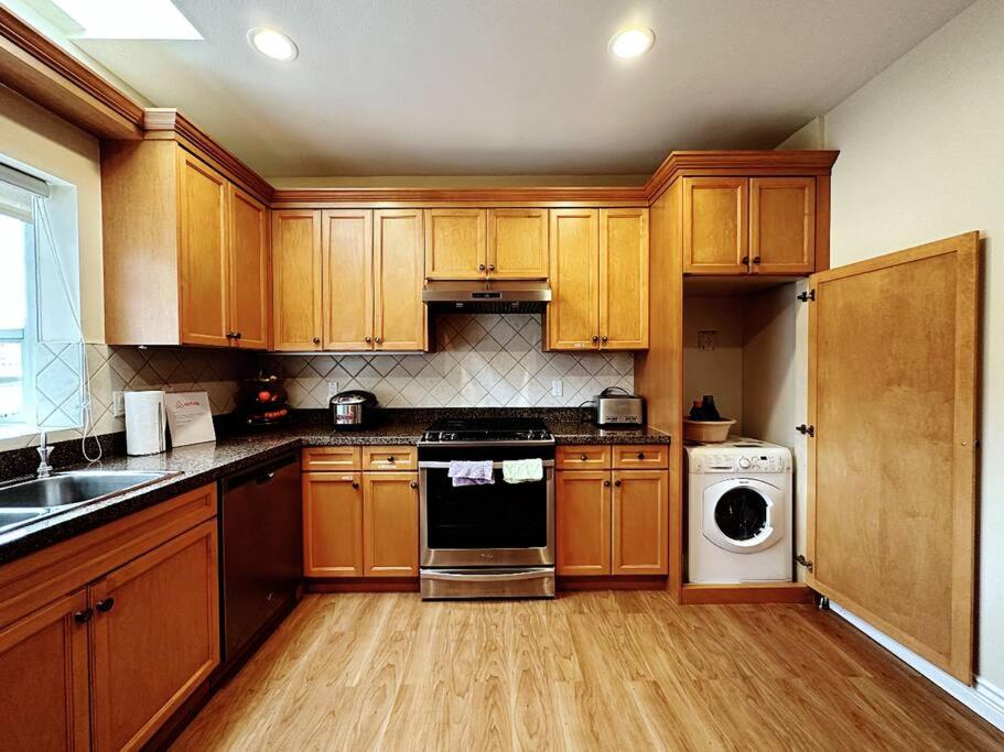 Super Cosy 8Bed & 6Bath in Vancouver heart near to airport and DownTown