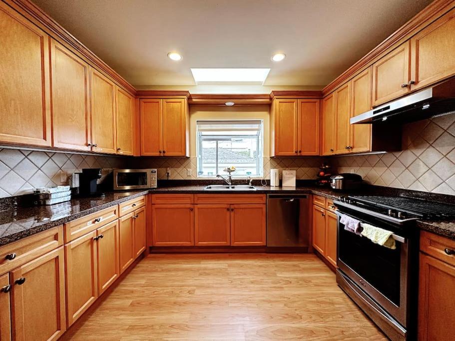 Super Cosy 8Bed & 6Bath in Vancouver heart near to airport and DownTown