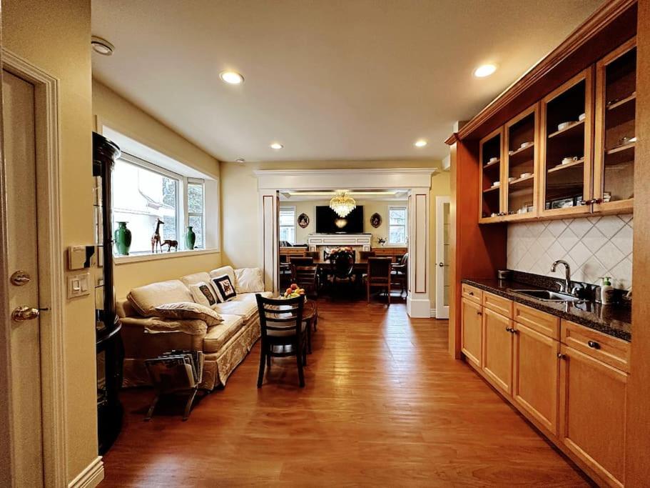 Super Cosy 8Bed & 6Bath in Vancouver heart near to airport and DownTown