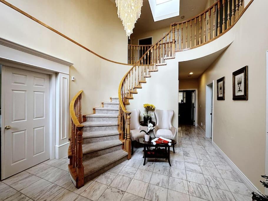 Super Cosy 8Bed & 6Bath in Vancouver heart near to airport and DownTown