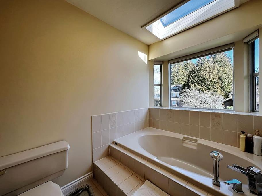 Super Cosy 8Bed & 6Bath in Vancouver heart near to airport and DownTown