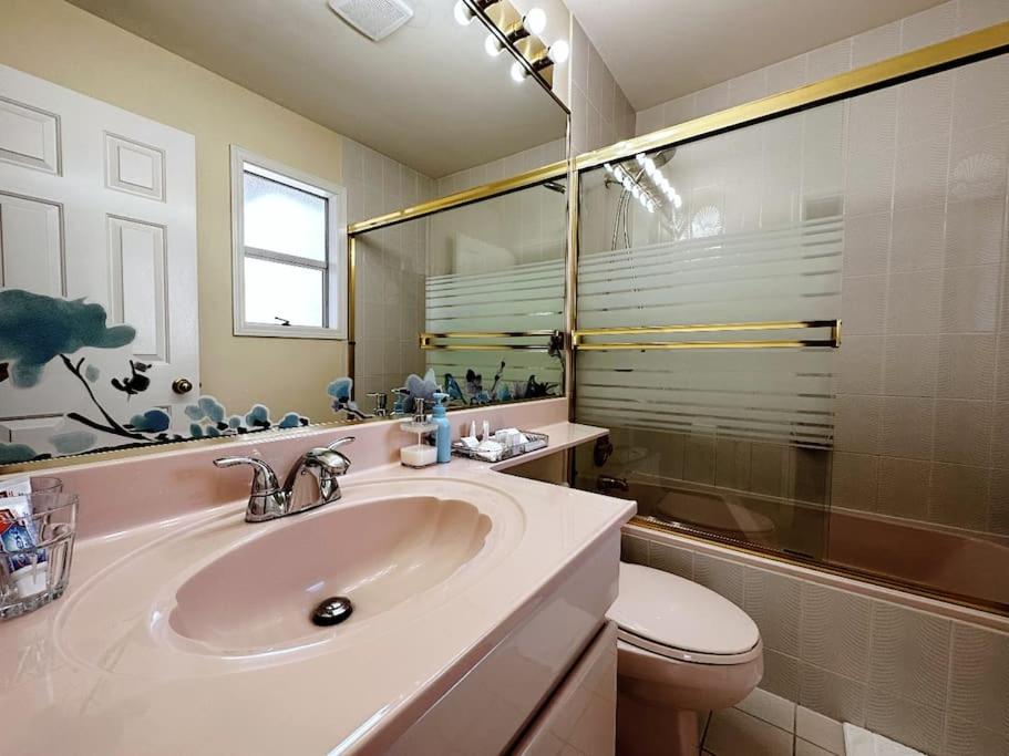 Super Cosy 8Bed & 6Bath in Vancouver heart near to airport and DownTown