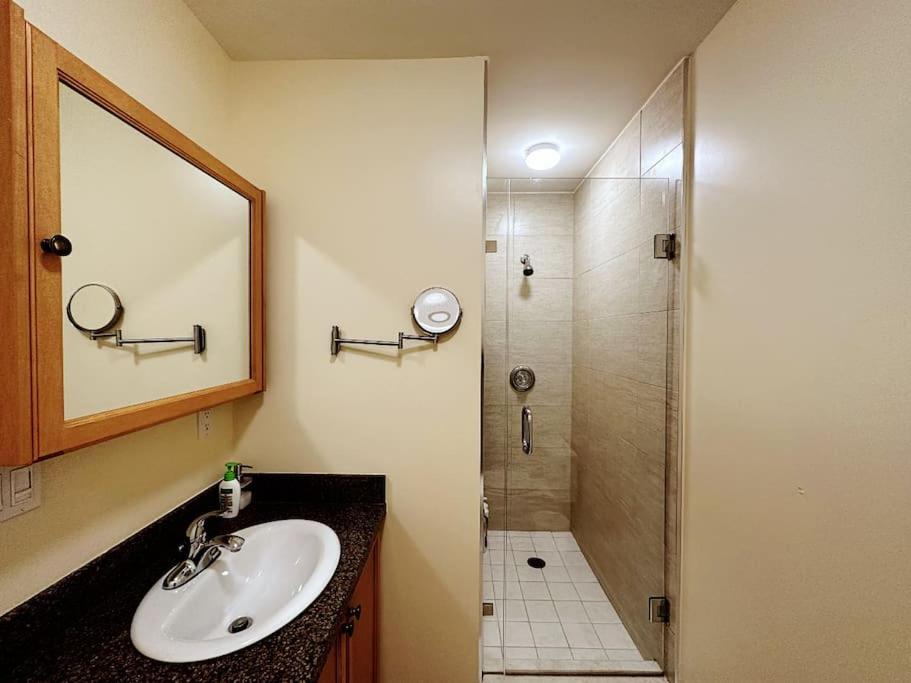 Super Cosy 8Bed & 6Bath in Vancouver heart near to airport and DownTown