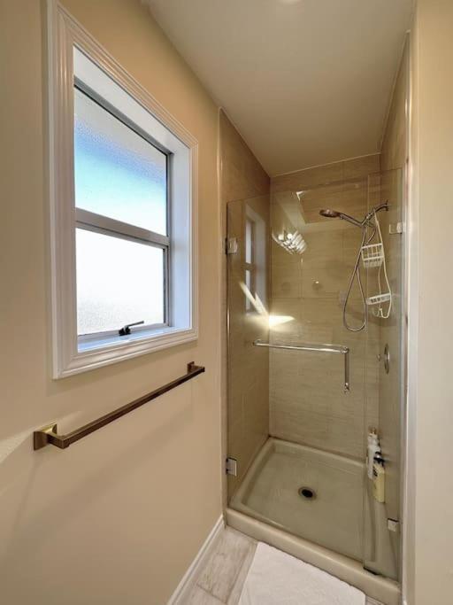 Super Cosy 8Bed & 6Bath in Vancouver heart near to airport and DownTown