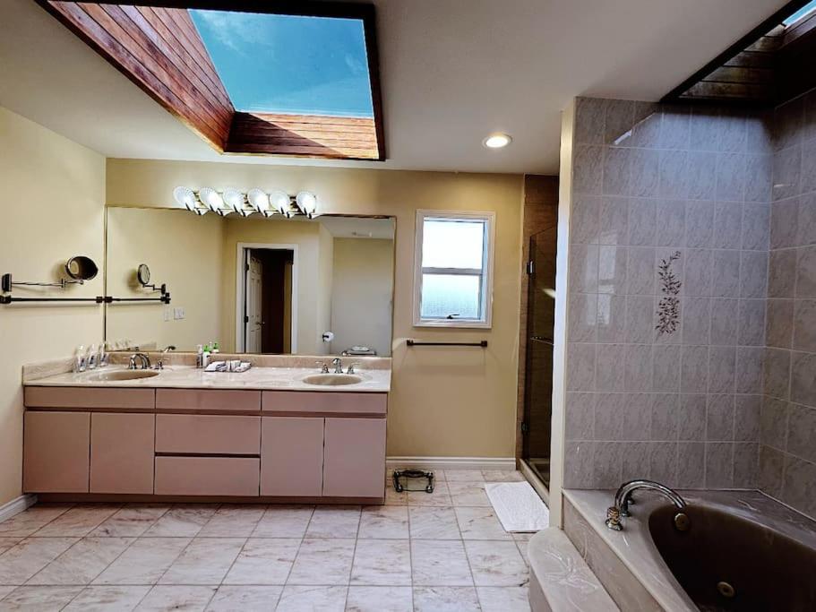 Super Cosy 8Bed & 6Bath in Vancouver heart near to airport and DownTown