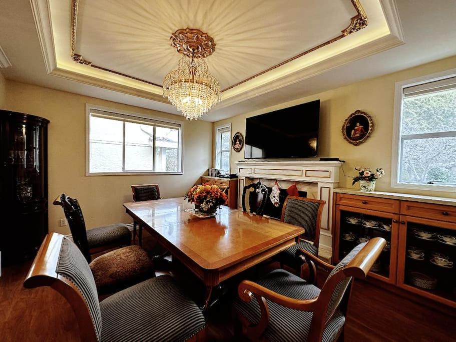 Super Cosy 8Bed & 6Bath in Vancouver heart near to airport and DownTown
