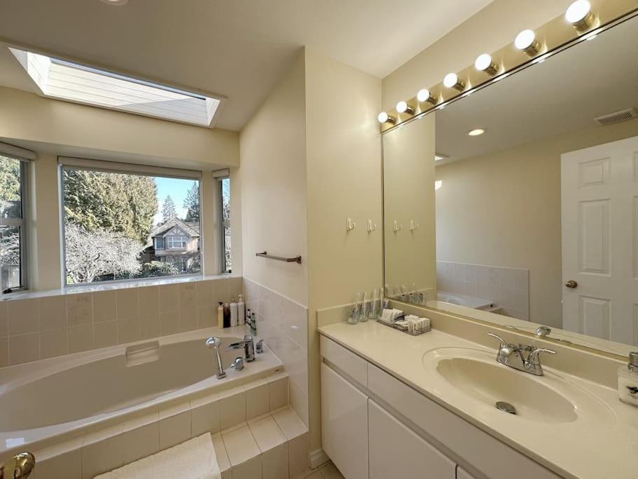 Super Cosy 8Bed & 6Bath in Vancouver heart near to airport and DownTown