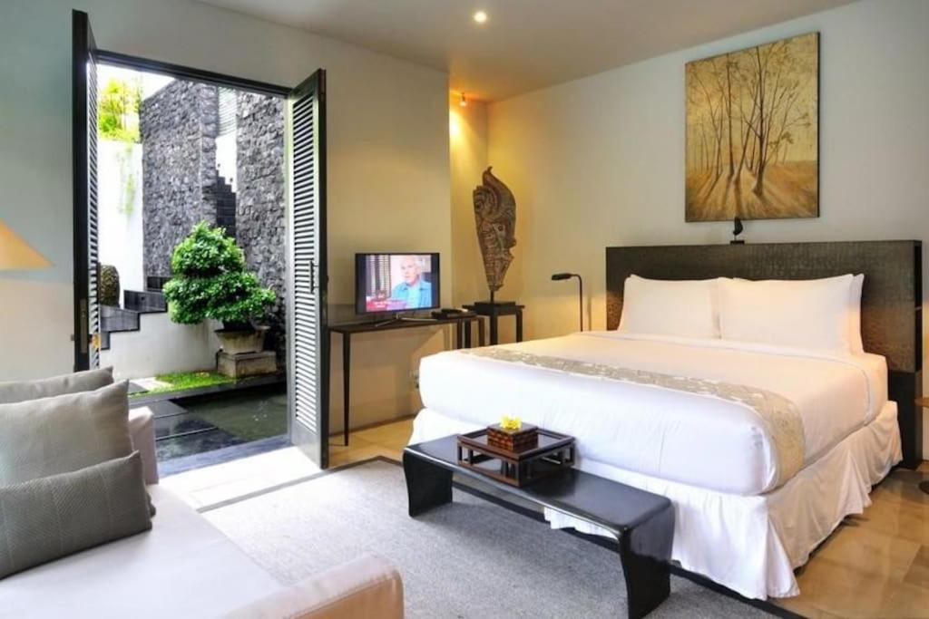 Villa De Suma - Fully Staffed Luxury Stay in Prime Seminyak, Walk to Beach view 2