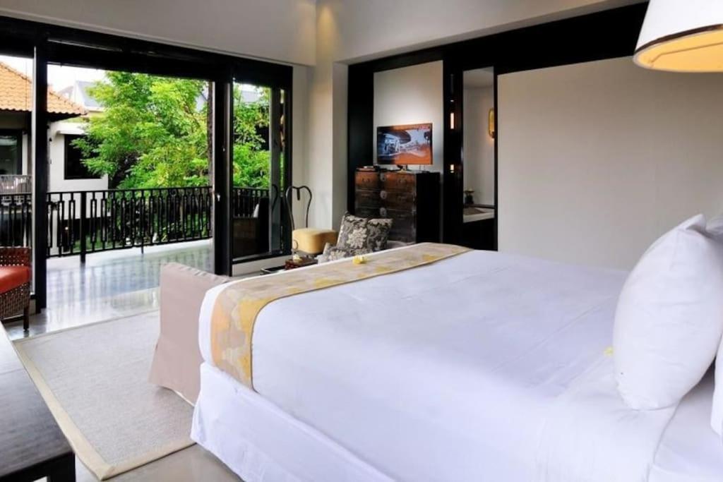 Villa De Suma - Fully Staffed Luxury Stay in Prime Seminyak, Walk to Beach view 3