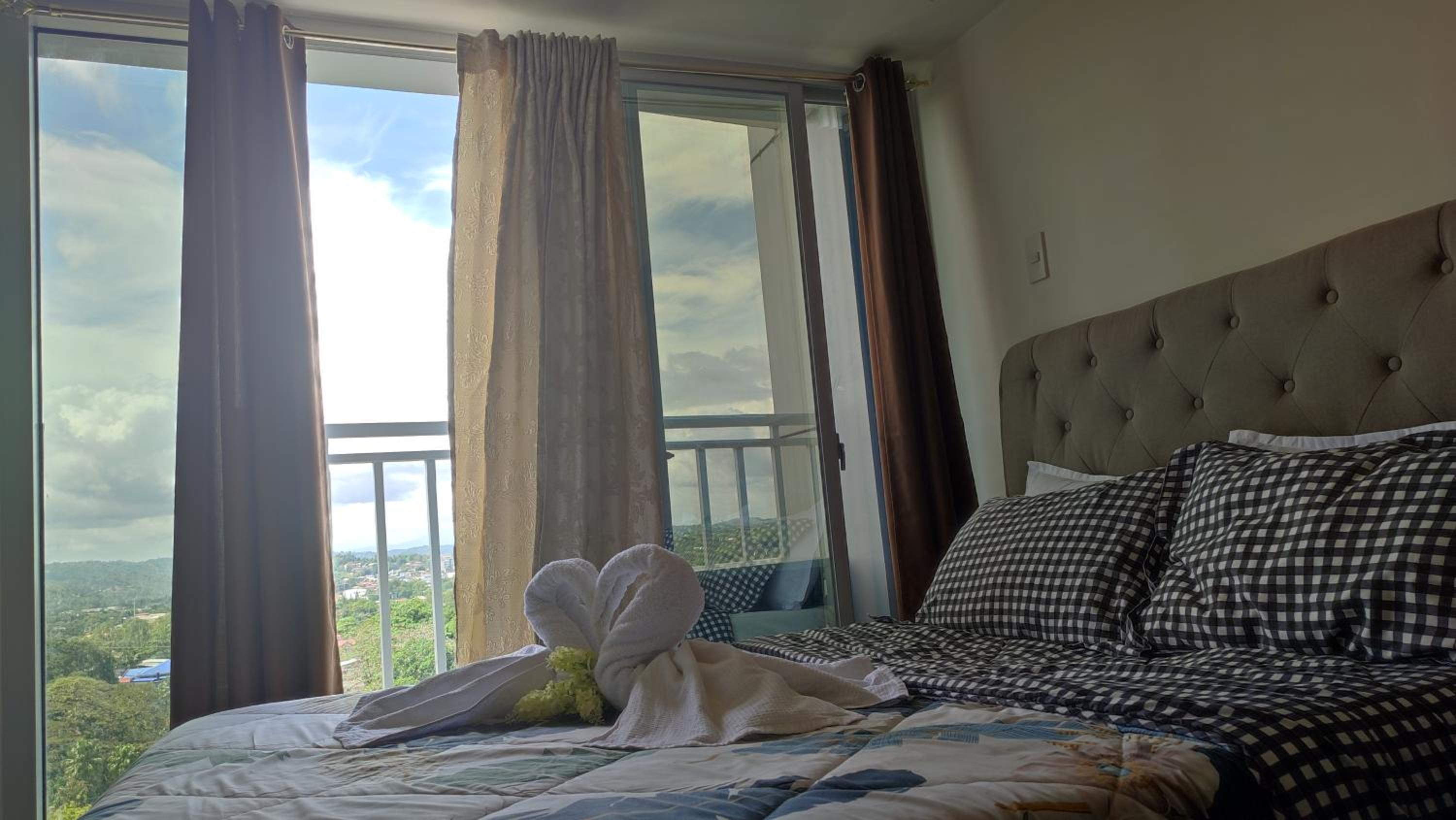 Lovely Spacious Studio Condo Unit at Abreeza Mall view 3