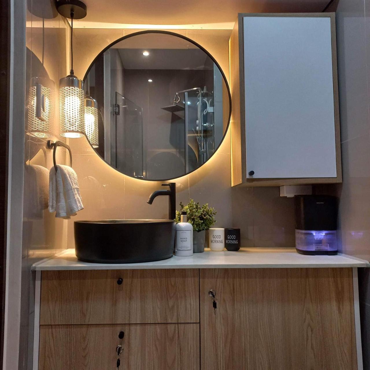 Makati Cosy Home l Couples Families l 500Mbps Wifi view 2