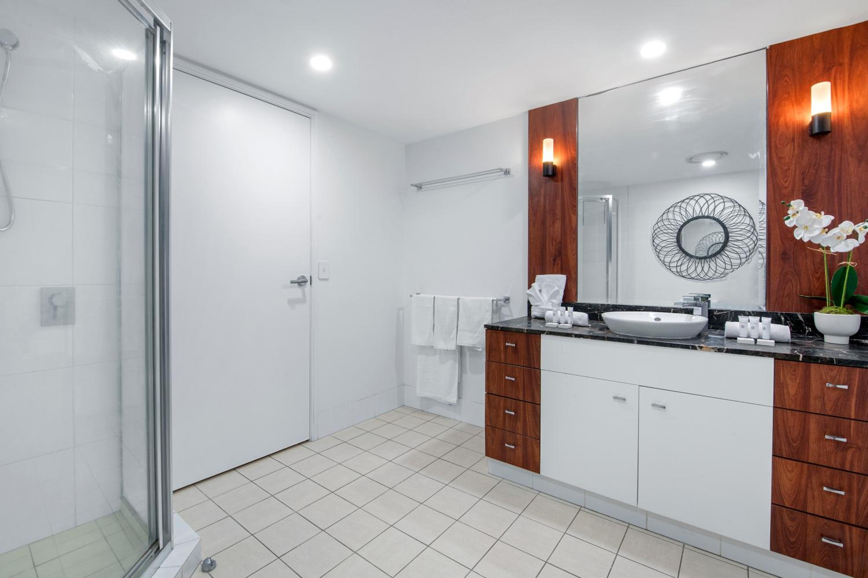 Chevron Renaissance Apartments - Hosted by Wow Stay
