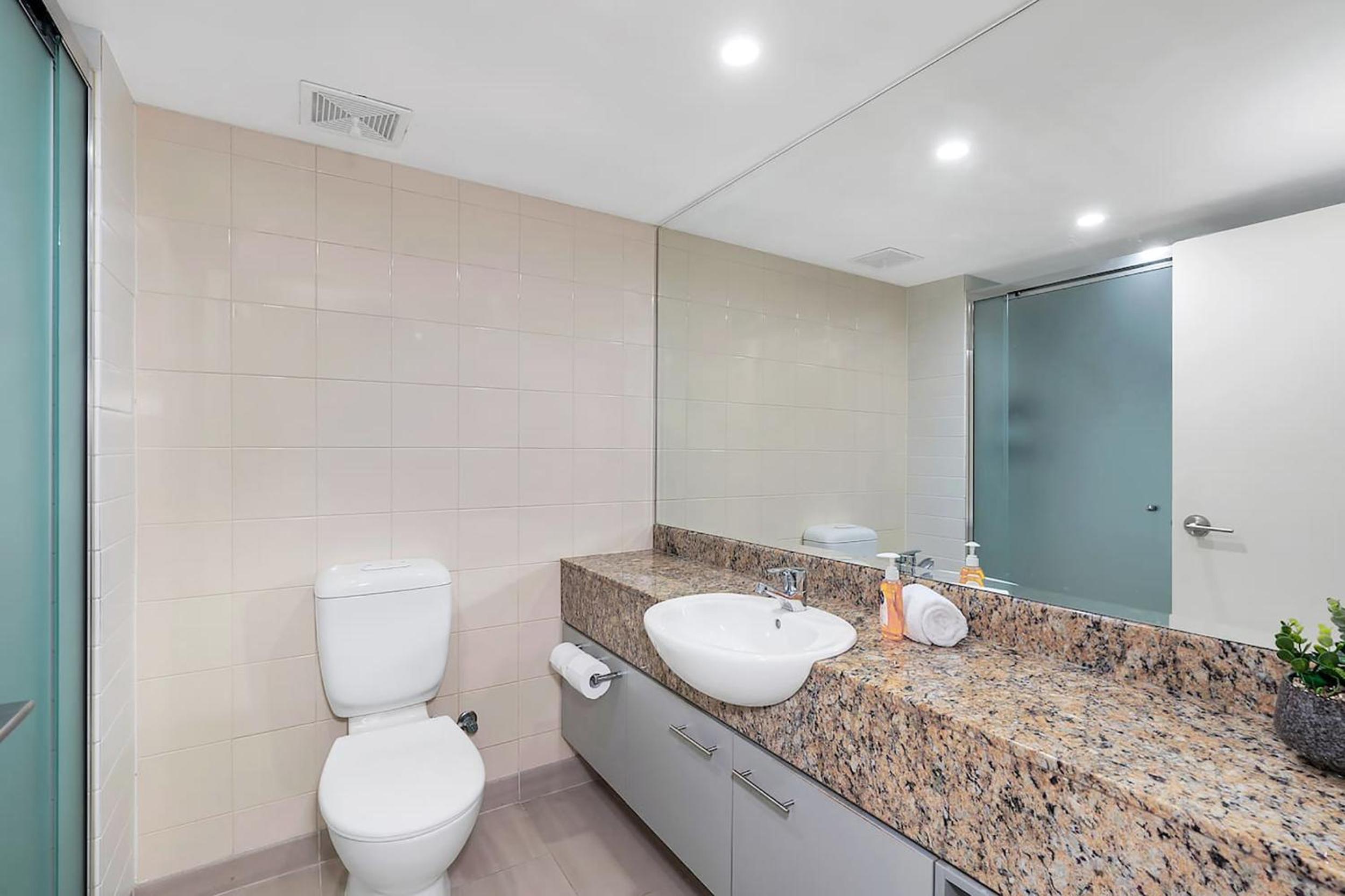 Palm Cove Beachside Apartment - Sea & Mountain Views