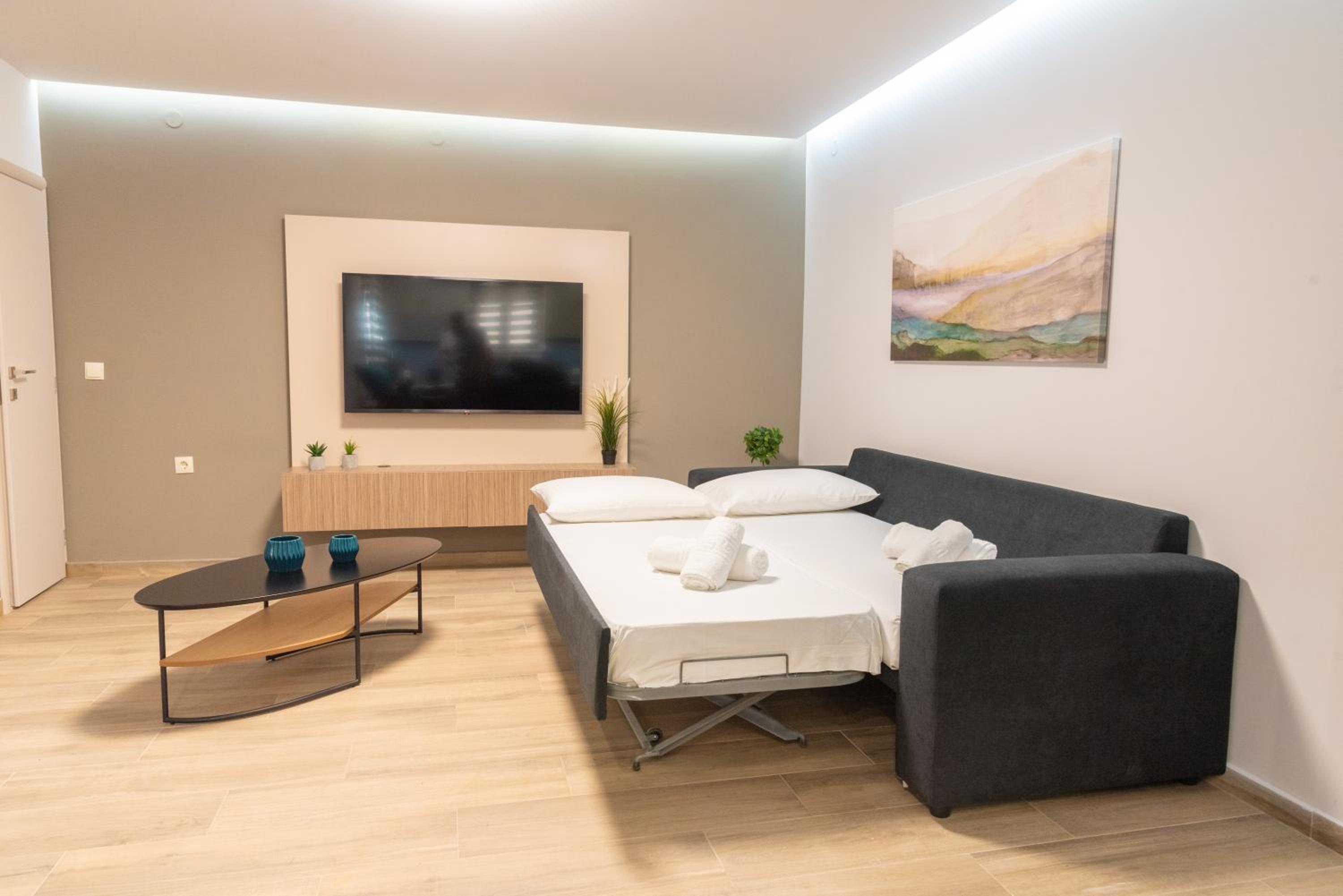 Elegant decorated house - Free Private Parking! photo 2