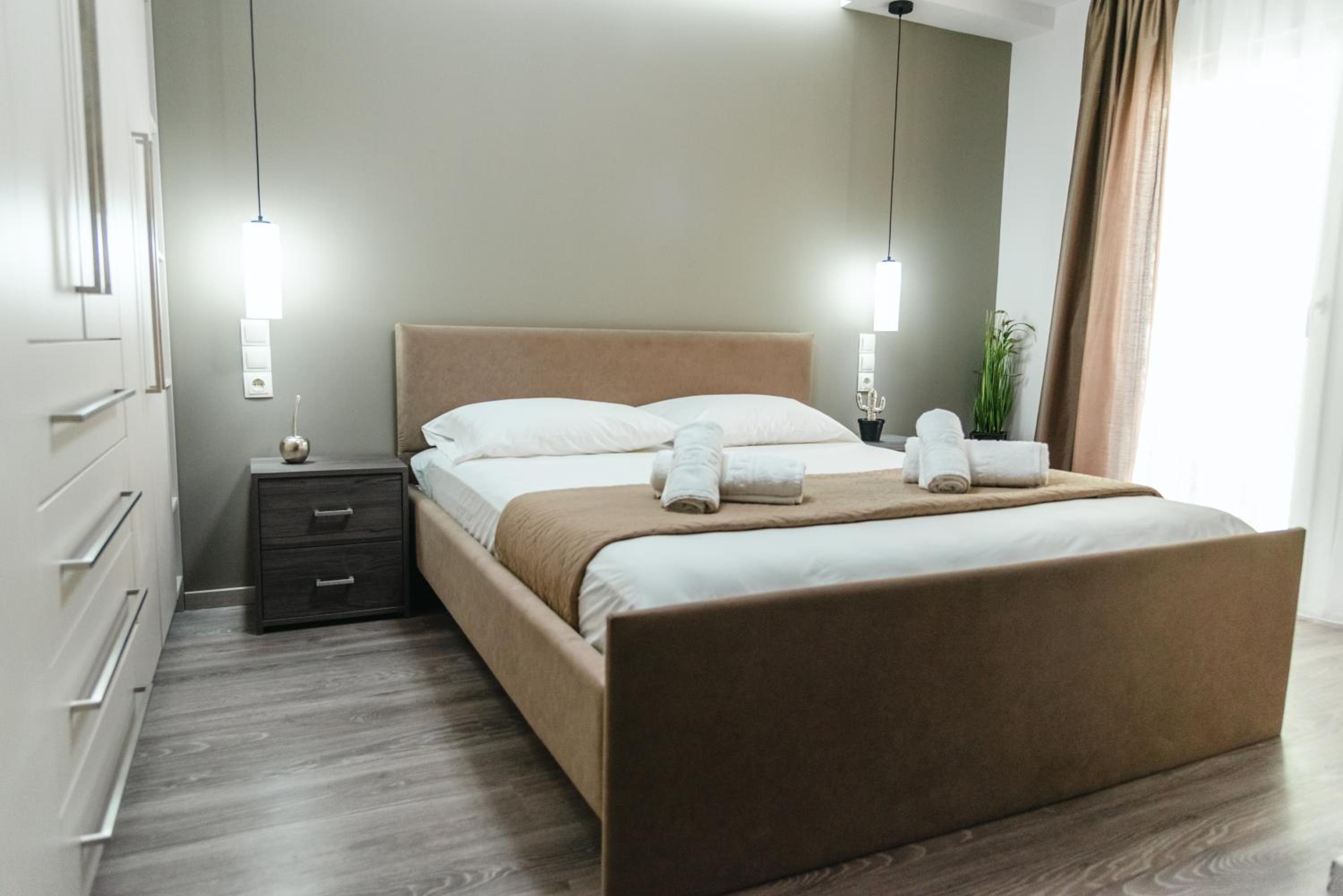 Elegant decorated house - Free Private Parking! photo 5