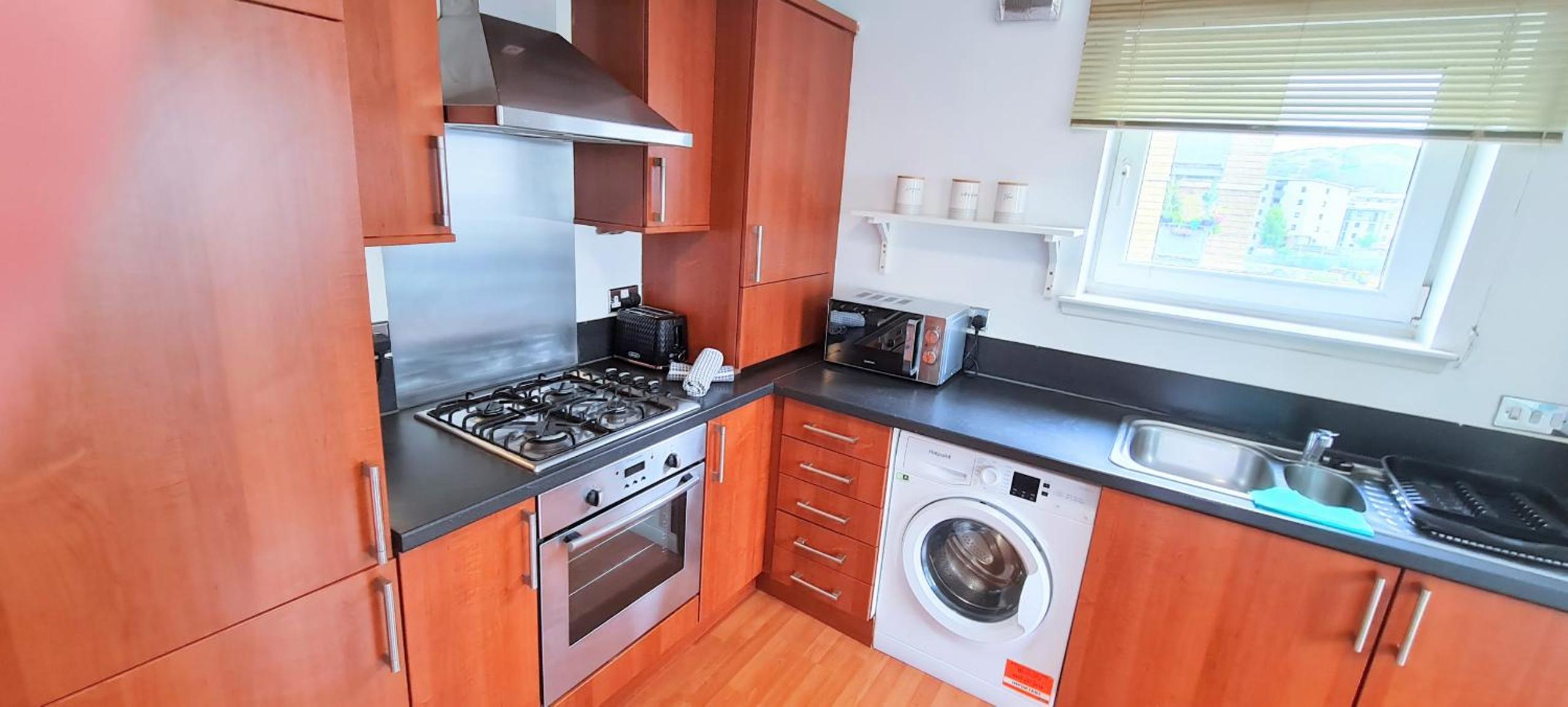 Modern Spacious 3 Bedroom City Centre Apartment - Free Parking - Private Balcony view 4