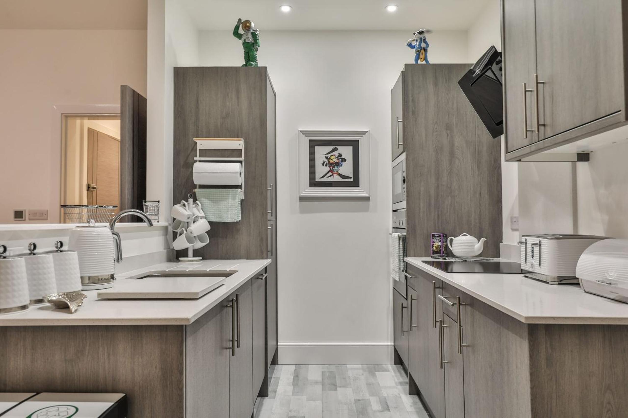 The Hepburn - Top Floor - Luxury for up to 6 guests near Open Air Theatre and North Bay view 2