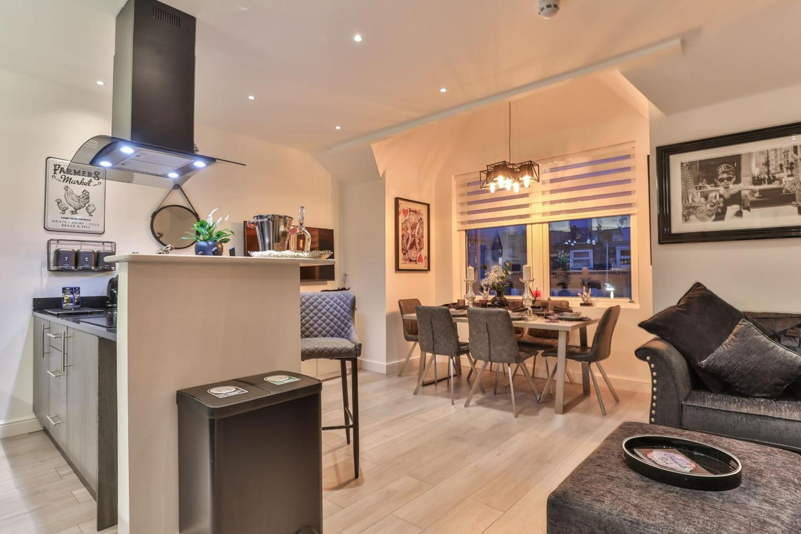 The Hepburn - Top Floor - Luxury for up to 6 guests near Open Air Theatre and North Bay view 3