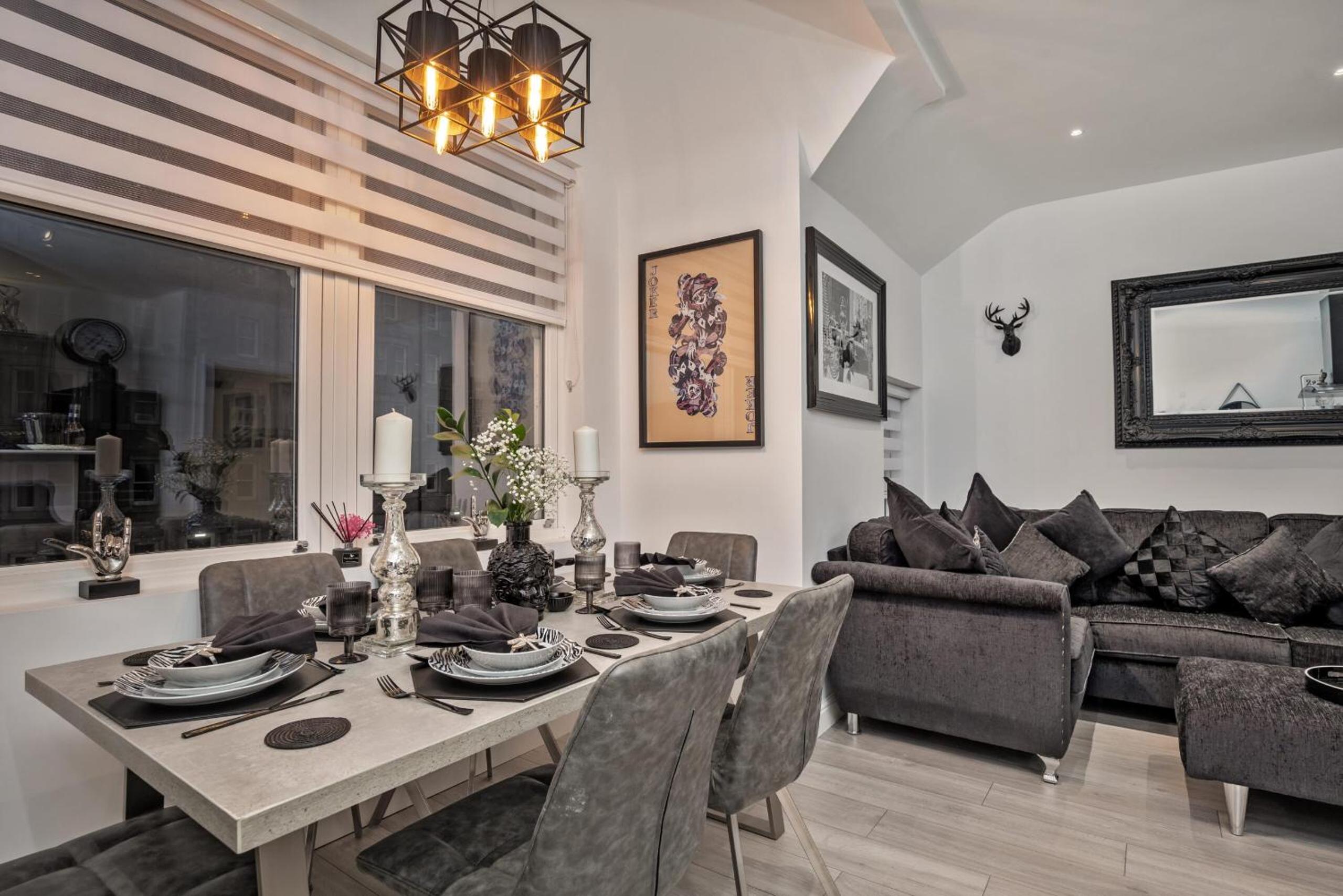 The Hepburn - Top Floor - Luxury for up to 6 guests near Open Air Theatre and North Bay view 5