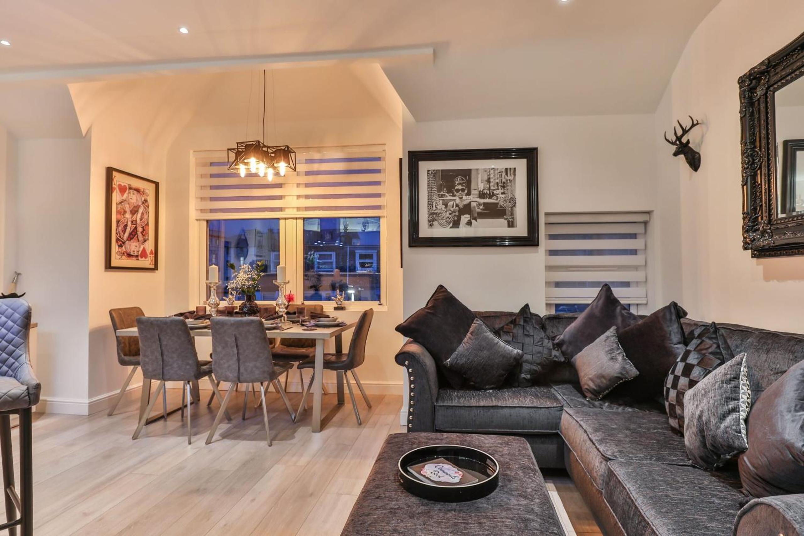 The Hepburn - Top Floor - Luxury for up to 6 guests near Open Air Theatre and North Bay view 4