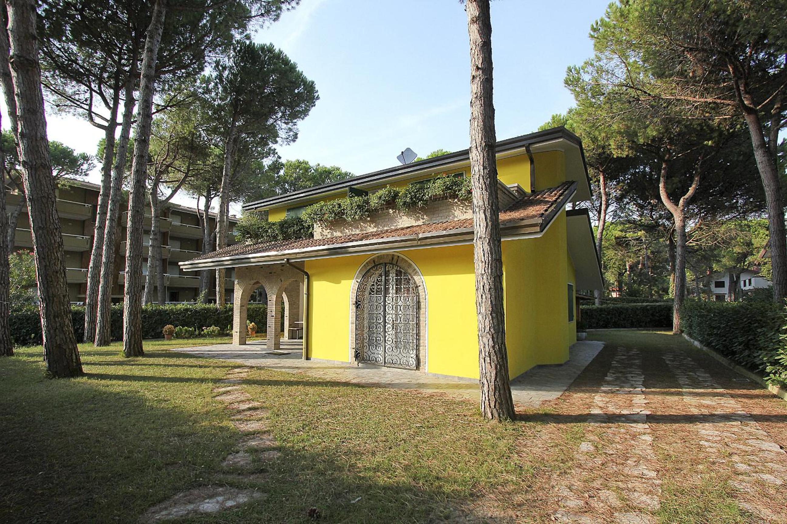 Villa Yellow view 2