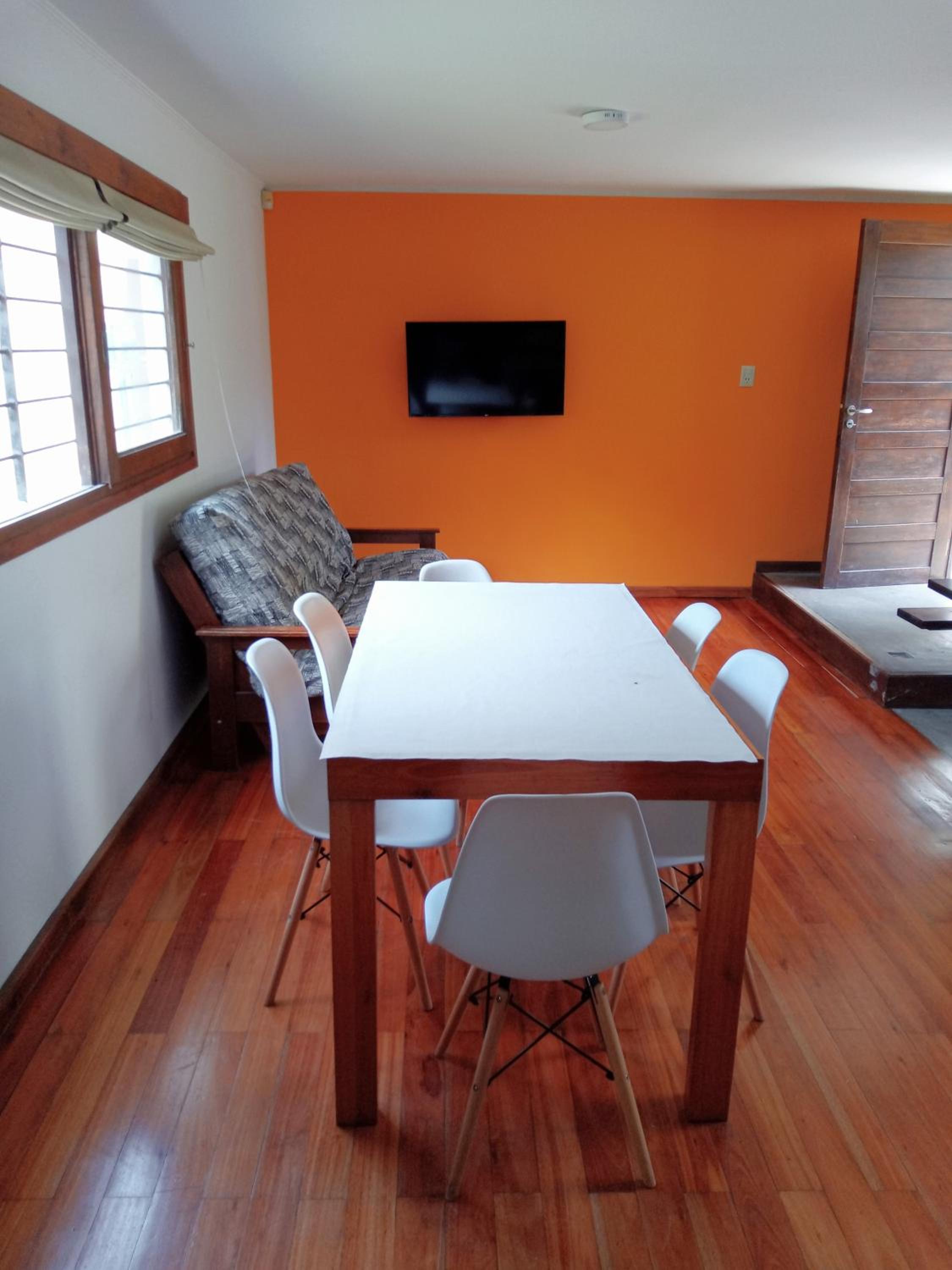 casita moderna frente al bosque