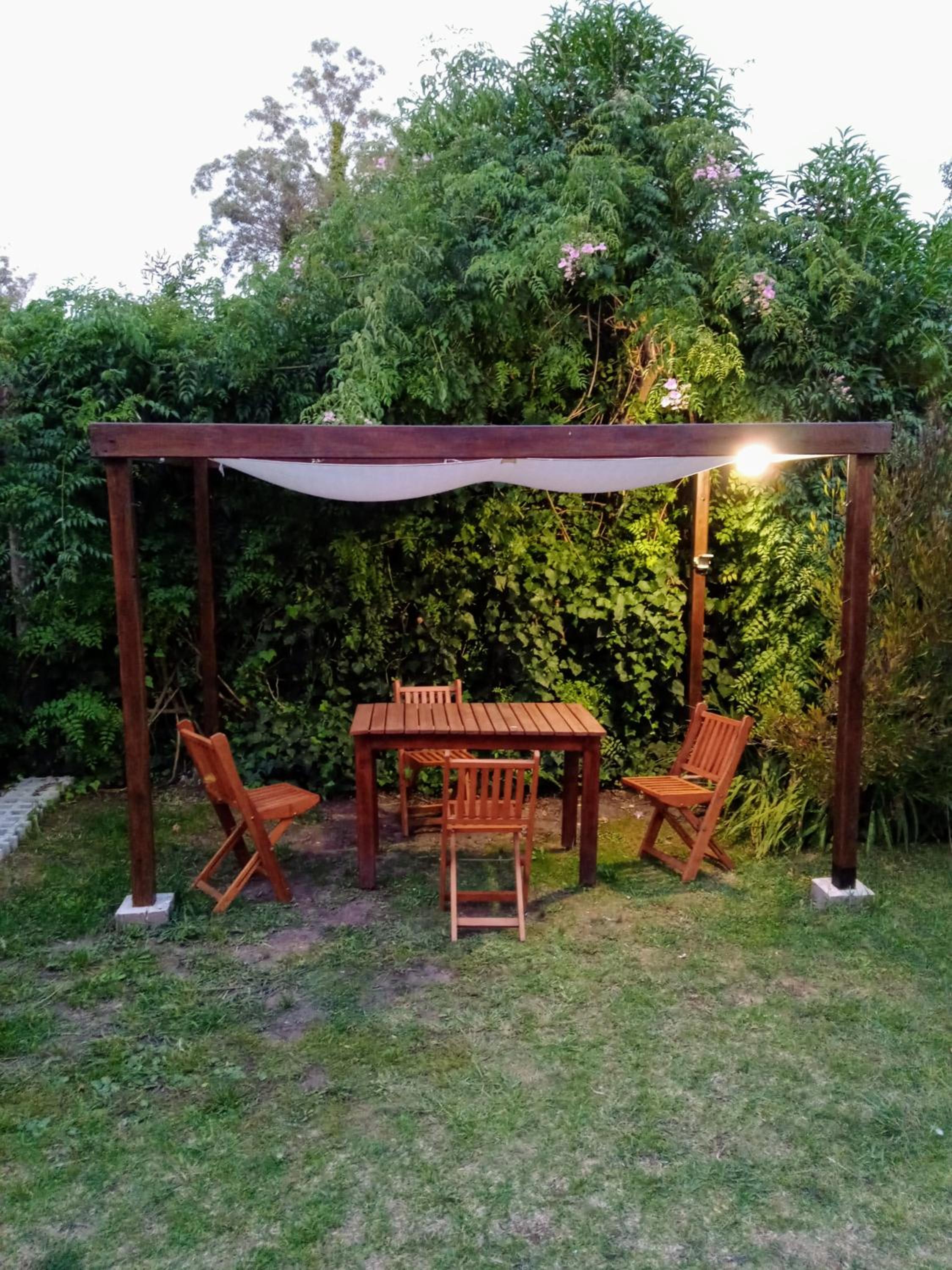 casita moderna frente al bosque