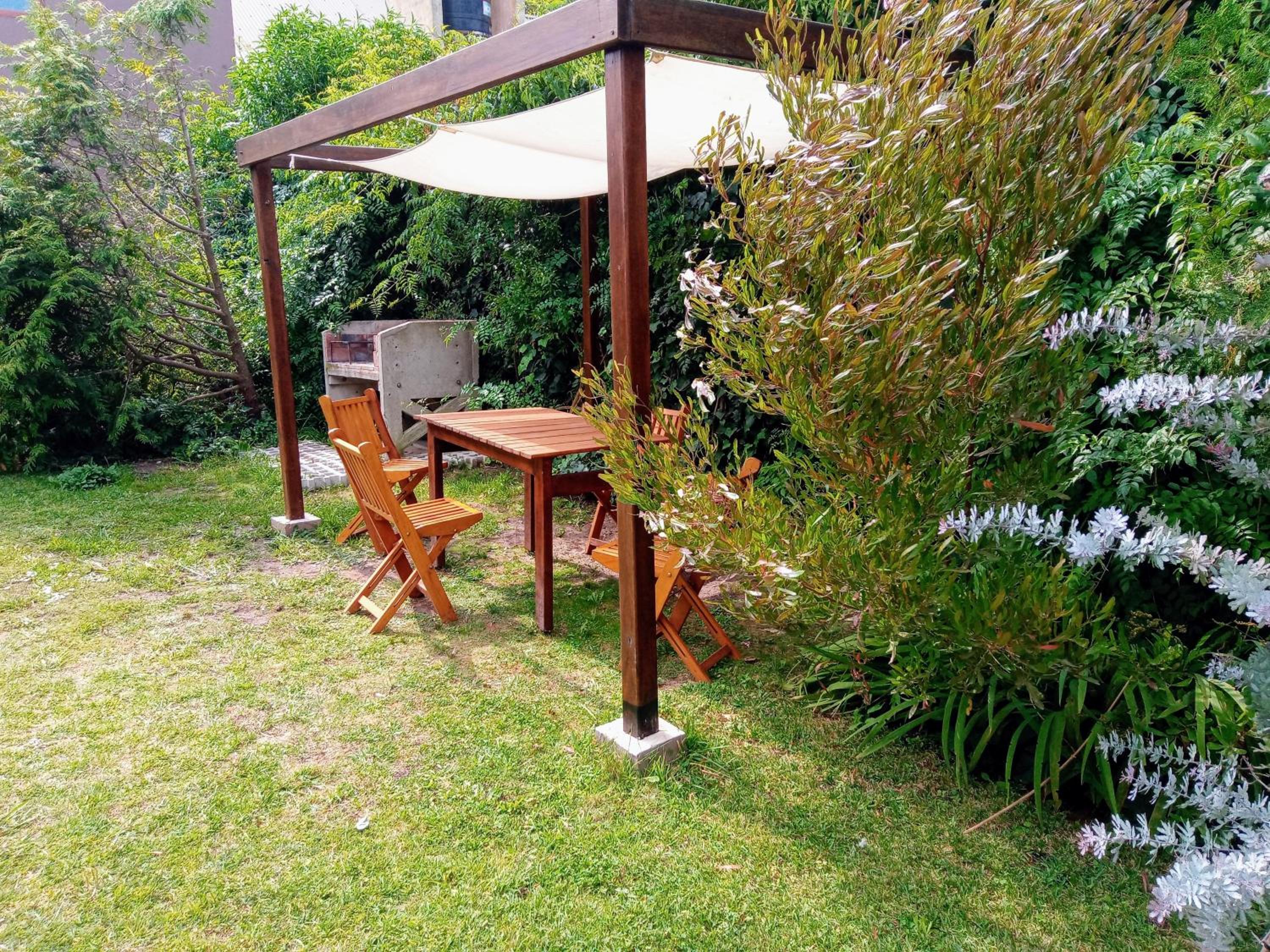 casita moderna frente al bosque