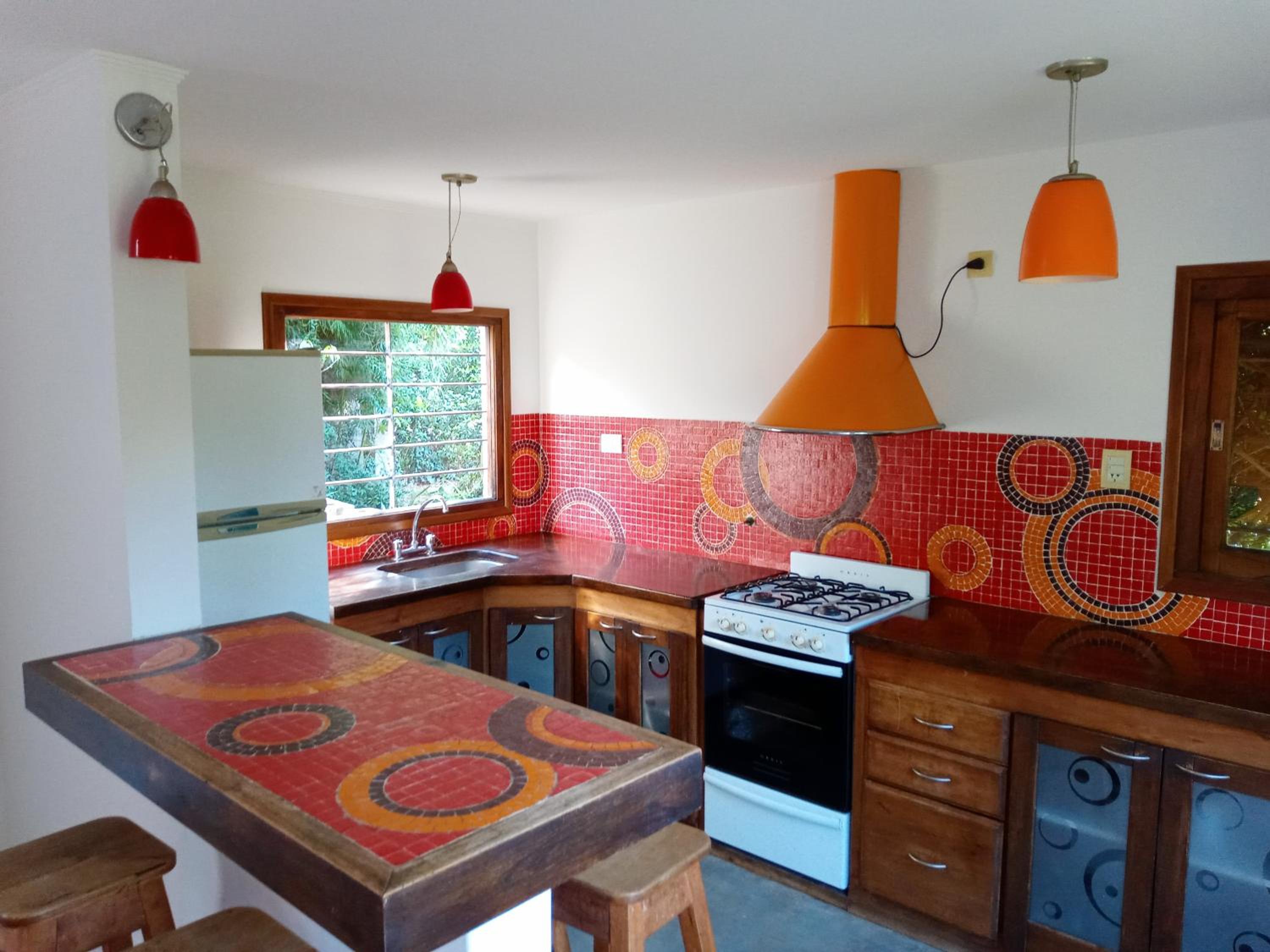 casita moderna frente al bosque