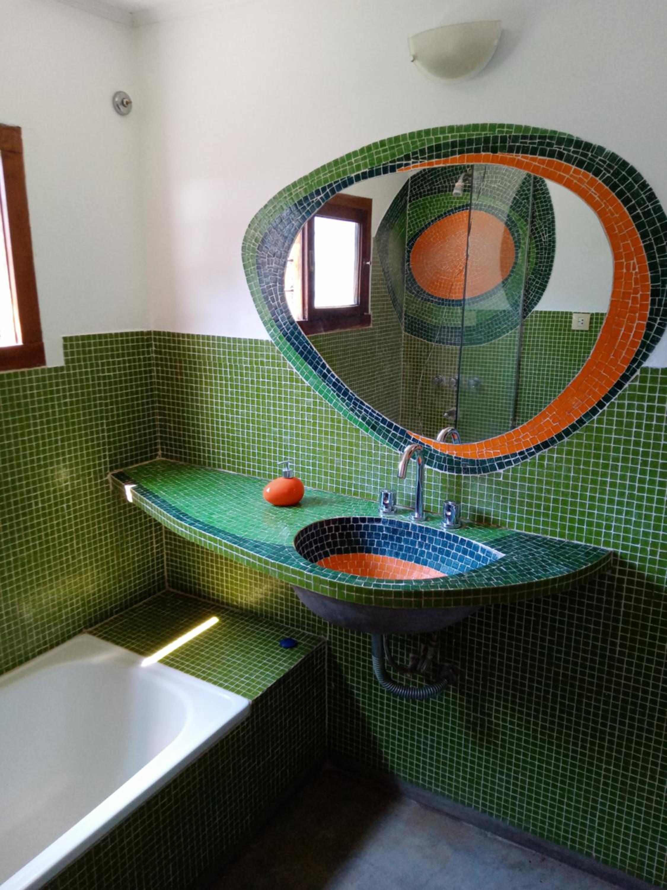 casita moderna frente al bosque