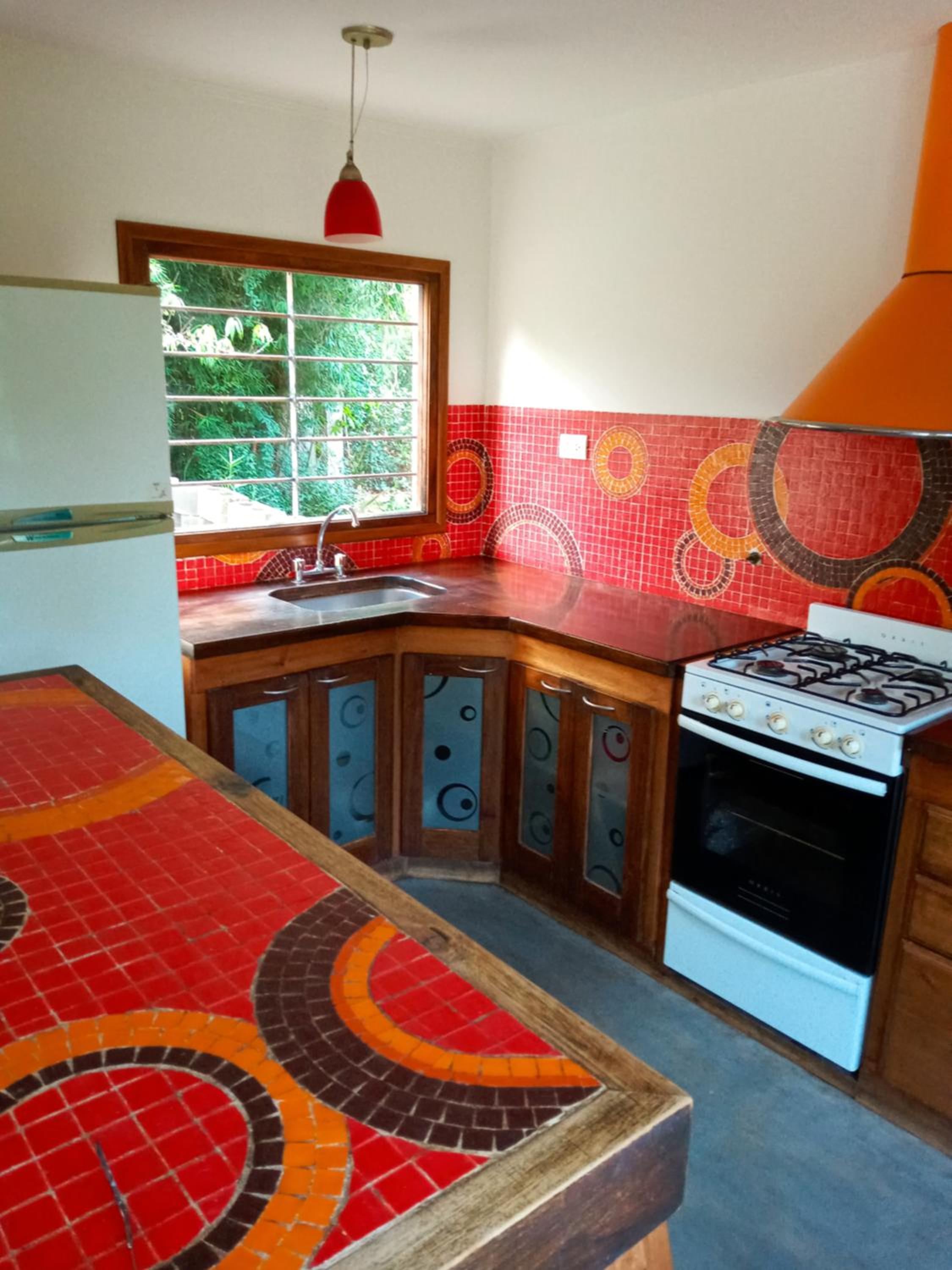 casita moderna frente al bosque