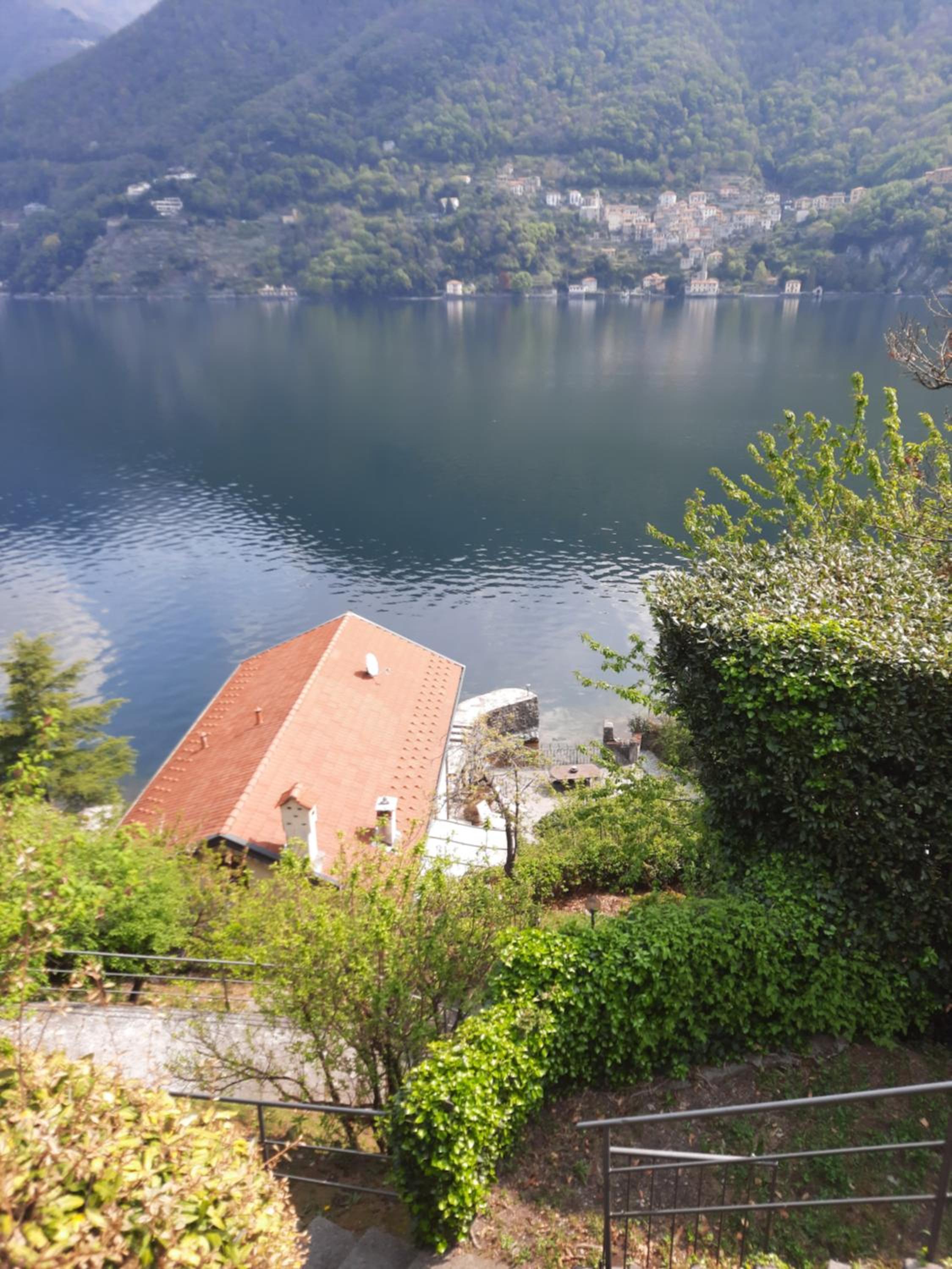 House on the lake shore of Laglio view 5
